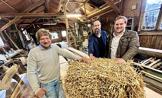Zum Gröne-Team gehören (v. l.) Co-Geschäftsführer Jonathan Gröne, Immobilienkaufmann Holger Sprink und Projektentwickler Steffen Jesper. Das Sägewerk Böddeker von 1895 nutzt das Unternehmen, um hier selbst Holz zu produzieren. - Jens Reddeker Zum Gröne-Team gehören (v. l.) Co-Geschäftsführer Jonathan Gröne, Immobilienkaufmann Holger Sprink und Projektentwickler Steffen Jesper. Das Sägewerk Böddeker von 1895 nutzt das Unternehmen, um hier selbst Holz zu produzieren. - Jens Reddeker
