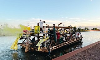 Anfang Juni ist die „Citizenship“ in der Hauptstadt losgefahren, Ende Juli soll das Floß Kassel erreichen. - Kunstrepublik/Martina Pozzan Anfang Juni ist die „Citizenship“ in der Hauptstadt losgefahren, Ende Juli soll das Floß Kassel erreichen. - Kunstrepublik/Martina Pozzan