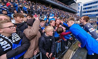 Artem Zaloha (r.) bedankt sich nach dem Spiel bei den Fans. Alle 8.483 haben die Arminen allerdings nicht geschafft. - Andreas Zobe Artem Zaloha (r.) bedankt sich nach dem Spiel bei den Fans. Alle 8.483 haben die Arminen allerdings nicht geschafft. - Andreas Zobe