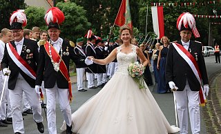Das Thüler Herrscherpaar Josef und Inka Gerdesmeier schreitet eingerahmt von den Königsoffizieren Reinhard Kappius (l.) und Jürgen Schrewe die Kompanie ab. - Regina Brucksch Das Thüler Herrscherpaar Josef und Inka Gerdesmeier schreitet eingerahmt von den Königsoffizieren Reinhard Kappius (l.) und Jürgen Schrewe die Kompanie ab. - Regina Brucksch