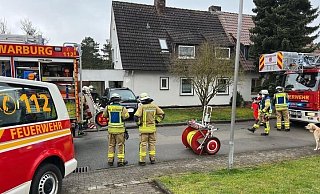 30 Feuerwehrleute sind am Samstag wegen des Kellerbrandes im Einsatz. - Feuerwehr Warburg 30 Feuerwehrleute sind am Samstag wegen des Kellerbrandes im Einsatz. - Feuerwehr Warburg