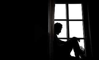 Benedikt Gönnewicht erkrankt in der Pandemiezeit an Depressionen. Er funktioniert noch bei der Arbeit - hat aber an allem die Freude verloren. - Symbolbild: Sina Schuldt Benedikt Gönnewicht erkrankt in der Pandemiezeit an Depressionen. Er funktioniert noch bei der Arbeit - hat aber an allem die Freude verloren. - Symbolbild: Sina Schuldt