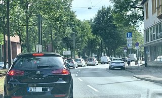 Nichts geht mehr. Während in Richtung Brackwede alles frei ist, ist die Abbiegespur vor der Kunsthalle völlig verstopft. - privat Nichts geht mehr. Während in Richtung Brackwede alles frei ist, ist die Abbiegespur vor der Kunsthalle völlig verstopft. - privat