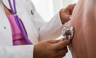 Während der Praktika in Hausarztpraxen in OWL dürfen die Medizinstudenten unter Anleitung der Ärzte auch Untersuchungen durchführen. - dpa Während der Praktika in Hausarztpraxen in OWL dürfen die Medizinstudenten unter Anleitung der Ärzte auch Untersuchungen durchführen. - dpa