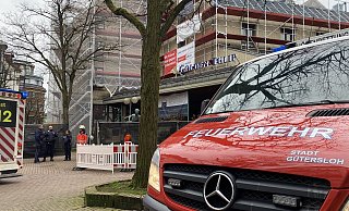 Die Höhenretter der Feuerwehr Gütersloh waren am Dienstag eigens zum Unglückort geeilt. Doch inzwischen war der Arbeiter in dem Versorgungsschacht gestorben. - Eike J. Horstmann Die Höhenretter der Feuerwehr Gütersloh waren am Dienstag eigens zum Unglückort geeilt. Doch inzwischen war der Arbeiter in dem Versorgungsschacht gestorben. - Eike J. Horstmann