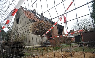 Nach den Löscharbeiten war das ausgebrannte Haus am Lübbecker Wiehenweg mit Flatterband und Bauzäunen abgesperrt worden. - Archiv Joern Spreen-Ledebur Nach den Löscharbeiten war das ausgebrannte Haus am Lübbecker Wiehenweg mit Flatterband und Bauzäunen abgesperrt worden. - Archiv Joern Spreen-Ledebur