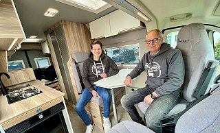 Robert Meschede (l.) und sein Vater Wigbert sind überzeugt von der erfolgreichen Zukunft des Camping-Business. Unter der Marke Hannescamper gibt es bei Ihnen sogar Fanartikel wie Hoodies zu kaufen. - Jens Reddeker Robert Meschede (l.) und sein Vater Wigbert sind überzeugt von der erfolgreichen Zukunft des Camping-Business. Unter der Marke Hannescamper gibt es bei Ihnen sogar Fanartikel wie Hoodies zu kaufen. - Jens Reddeker