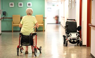 Die Eigenanteile bei der Unterbringung von pflegebedürftigen Menschen nehmen seit Jahren zu. Im Vergleich zu 2022 sind die Kosten für die pflegebedingten Eigenanteile in NRW um 15 Prozent gestiegen. - epd-bild / Tim Wegner Die Eigenanteile bei der Unterbringung von pflegebedürftigen Menschen nehmen seit Jahren zu. Im Vergleich zu 2022 sind die Kosten für die pflegebedingten Eigenanteile in NRW um 15 Prozent gestiegen. - epd-bild / Tim Wegner