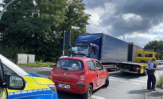 Ein Pkw ist in Bielefeld mit einem Bus kollidiert. - Jürgen Mahncke Ein Pkw ist in Bielefeld mit einem Bus kollidiert. - Jürgen Mahncke
