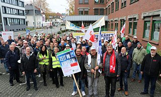 Zur sogenannten Aktiven Mittagspause treffen sind vor der Paderborner Kreispolizeibehörde 150 Polizeibeschäftigte, Lehrkräfte und Mitarbeiter des Paderborner Finanzamtes. - Mareike Gröneweg Zur sogenannten Aktiven Mittagspause treffen sind vor der Paderborner Kreispolizeibehörde 150 Polizeibeschäftigte, Lehrkräfte und Mitarbeiter des Paderborner Finanzamtes. - Mareike Gröneweg