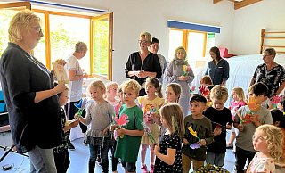 Zur Erinnerung überreichten die Kinder Claudia Lüdtke (l.) Geschenke und selbst gebastelte Blumen. Mit dabei waren Carmen Scheidemann (v.l.), Sonja Krauke, Christina Taggeselle, Gamze Yörüker, Carla Neumann und Doreen Hinz. - Familienzentrum Zur Erinnerung überreichten die Kinder Claudia Lüdtke (l.) Geschenke und selbst gebastelte Blumen. Mit dabei waren Carmen Scheidemann (v.l.), Sonja Krauke, Christina Taggeselle, Gamze Yörüker, Carla Neumann und Doreen Hinz. - Familienzentrum