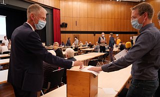Abgestimmt wurde über eine Senkung der Anliegerbeiträge geheim. Hier wirft Bürgermeister Frank Haberbosch seinen Stimmzettel ein. - Kirsten Tirre Abgestimmt wurde über eine Senkung der Anliegerbeiträge geheim. Hier wirft Bürgermeister Frank Haberbosch seinen Stimmzettel ein. - Kirsten Tirre