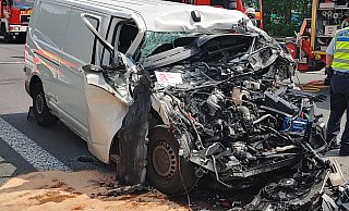 Die Feuerwehr musste bei diesem Unfall am 19. Juli anrücken, um die eingeklemmte Fahrerin zu befreien. - Feuerwehr Porta Westfalica Die Feuerwehr musste bei diesem Unfall am 19. Juli anrücken, um die eingeklemmte Fahrerin zu befreien. - Feuerwehr Porta Westfalica