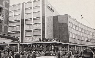 Was für ein Start im April 1964: Die Massen drängten sich vor dem Karstadt-Haupteingang an der Ecke Arndstraße/Bahnhofstraße, auf dem Vordach spielte zur Eröffnung eine Blaskapelle. - Stadtarchiv Was für ein Start im April 1964: Die Massen drängten sich vor dem Karstadt-Haupteingang an der Ecke Arndstraße/Bahnhofstraße, auf dem Vordach spielte zur Eröffnung eine Blaskapelle. - Stadtarchiv