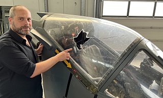 Marc Tecklenborg zeigt auf das große Loch, das die Einbrecher mit viel Zerstörungswut in der Cockpit-Scheibe des Harriers hinterlassen haben. Der Ersatz kann sehr teuer werden. - Matthias Gans Marc Tecklenborg zeigt auf das große Loch, das die Einbrecher mit viel Zerstörungswut in der Cockpit-Scheibe des Harriers hinterlassen haben. Der Ersatz kann sehr teuer werden. - Matthias Gans