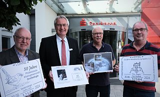 Wolfgang Blöbaum, Sparkassen-Filialleiter Klaus Sundermeier, Heiko Rohde und Henner Ungethüm freuen sich auf die Briefmarkenbörse. Dort gibt es unter anderem diverse Sonderstempel und einen besonderen Plusbrief. - Felix Eisele Wolfgang Blöbaum, Sparkassen-Filialleiter Klaus Sundermeier, Heiko Rohde und Henner Ungethüm freuen sich auf die Briefmarkenbörse. Dort gibt es unter anderem diverse Sonderstempel und einen besonderen Plusbrief. - Felix Eisele