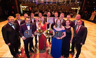 Der Paderborner Squash Club als Mannschaft des Jahres, die Sportlerin des Jahres Saskia Beinhard (im blauen Kleid), Sarah Schallenberg (im roten Kleid) in Vertretung ihres Bruders Ron, dem Sportler des Jahres, feiern gemeinsam mit Bürgermeister Michael Dreier (l.) und Stadtsportverbandsvorsitzenden Mathias Hornberger (r.) auf dem Sportlerball. - Niklas Tüns Der Paderborner Squash Club als Mannschaft des Jahres, die Sportlerin des Jahres Saskia Beinhard (im blauen Kleid), Sarah Schallenberg (im roten Kleid) in Vertretung ihres Bruders Ron, dem Sportler des Jahres, feiern gemeinsam mit Bürgermeister Michael Dreier (l.) und Stadtsportverbandsvorsitzenden Mathias Hornberger (r.) auf dem Sportlerball. - Niklas Tüns