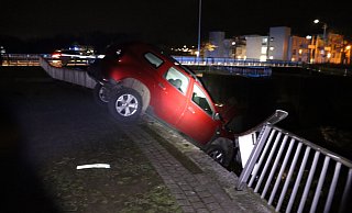 Der Dacia hängt über dem Abgrund zwischen Pendlerparkplatz und dem unteren Zugangsbereich zum Werrewehr. - Polizei Der Dacia hängt über dem Abgrund zwischen Pendlerparkplatz und dem unteren Zugangsbereich zum Werrewehr. - Polizei