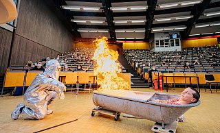 Die Event-Physiker der Uni Paderborn begrüßen die Erstsemster im Audimax unter anderem mit Badeschaum, der in Flammen aufgeht, weil er mit Methan gefüllt ist. - Universität Paderborn/Besim Mazhiqi Die Event-Physiker der Uni Paderborn begrüßen die Erstsemster im Audimax unter anderem mit Badeschaum, der in Flammen aufgeht, weil er mit Methan gefüllt ist. - Universität Paderborn/Besim Mazhiqi