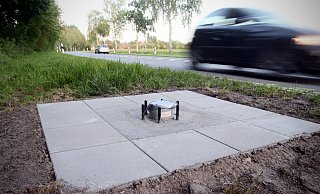 Der Untergrund für den neuen Blitzer an der Ellerbuscher Straße ist bereits hergerichtet, derzeit werden Leitungen gelegt. Mit dem Gerät sollen Autofahrer zur Einhaltung des Tempolimits animiert werden. - Felix Eisele Der Untergrund für den neuen Blitzer an der Ellerbuscher Straße ist bereits hergerichtet, derzeit werden Leitungen gelegt. Mit dem Gerät sollen Autofahrer zur Einhaltung des Tempolimits animiert werden. - Felix Eisele