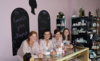 Das Rundumschön-Team kann es kaum erwarten, dass die ersten Kunden an der neuen alten Theke stehen. Martina Hölscher (v. l.), Maja Krybos, Inhaberin Anja Basler und Daniela Förster. - Anja Ebner Das Rundumschön-Team kann es kaum erwarten, dass die ersten Kunden an der neuen alten Theke stehen. Martina Hölscher (v. l.), Maja Krybos, Inhaberin Anja Basler und Daniela Förster. - Anja Ebner