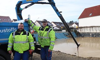 Simon Paasche (l.) und Stephan Knoblich kümmern sich derzeit darum, dass die Volksbank-Baugrube ausgepumpt wird. Ein Container mit SB-Station drohte, in die Grube zu rutschen - Birgit Guhlke Simon Paasche (l.) und Stephan Knoblich kümmern sich derzeit darum, dass die Volksbank-Baugrube ausgepumpt wird. Ein Container mit SB-Station drohte, in die Grube zu rutschen - Birgit Guhlke