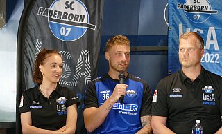 Sport-Geschäftsführer Fabian Wohlgemuth (v.r.) und Stürmer Felix Platte nahmen für den SC Paderborn an der Pressekonfrenz teil. SCP-Mitarbeiterin Picabo Reinhold dolmetschte. - Benedikt Riemer Sport-Geschäftsführer Fabian Wohlgemuth (v.r.) und Stürmer Felix Platte nahmen für den SC Paderborn an der Pressekonfrenz teil. SCP-Mitarbeiterin Picabo Reinhold dolmetschte. - Benedikt Riemer