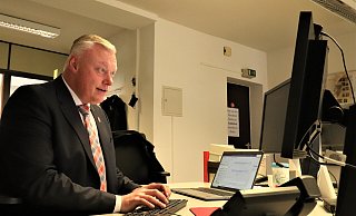 Konzentriert schreibt Höxters Bürgermeister Daniel Hartmann an seinem Gastbeitrag. - David Schellenberg Konzentriert schreibt Höxters Bürgermeister Daniel Hartmann an seinem Gastbeitrag. - David Schellenberg