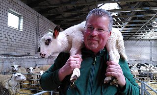 Michael Stücke zeigt, wie Schafe richtig getragen werden. Das Lamm auf seinen Schultern ist ein Flaschenkind und sehr zutraulich. - Judith Gladow Michael Stücke zeigt, wie Schafe richtig getragen werden. Das Lamm auf seinen Schultern ist ein Flaschenkind und sehr zutraulich. - Judith Gladow