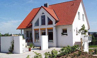 Für ein frei stehendes Einfamilienhaus in jeweils mittlerer Lage, Baujahr 1995, 150 Quadratmeter Wohnfläche, 650 Quadratmeter Grundstücksfläche, unterkellert, ergibt sich ein Immobilienpreis in Rheda-Wiedenbrück von 530.000 Euro, in Harsewinkel von 430.000 Euro und in Borgholzhausen von 400.000 Euro. - Symbolfoto/Pixabay Für ein frei stehendes Einfamilienhaus in jeweils mittlerer Lage, Baujahr 1995, 150 Quadratmeter Wohnfläche, 650 Quadratmeter Grundstücksfläche, unterkellert, ergibt sich ein Immobilienpreis in Rheda-Wiedenbrück von 530.000 Euro, in Harsewinkel von 430.000 Euro und in Borgholzhausen von 400.000 Euro. - Symbolfoto/Pixabay