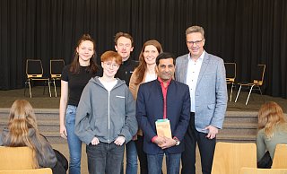 Johanna Schulze (v.l.) und Mika Leue (beide Schülervertretung), die SV-Lehrer Couley David und Carolin Eidhoff sowie Autor Rahman Jamal und Schulleiter Peter Lütke Westhues bei dem Aktionstag Am Pelizaues-Gymnasium. - Moritz Jülich Johanna Schulze (v.l.) und Mika Leue (beide Schülervertretung), die SV-Lehrer Couley David und Carolin Eidhoff sowie Autor Rahman Jamal und Schulleiter Peter Lütke Westhues bei dem Aktionstag Am Pelizaues-Gymnasium. - Moritz Jülich