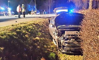 Der zivile Polizeiwagen wurde beim Unfall auf der Ostwestfalenstraße nahe Warburg in den Graben geschleudert. - Dieter Scholz Der zivile Polizeiwagen wurde beim Unfall auf der Ostwestfalenstraße nahe Warburg in den Graben geschleudert. - Dieter Scholz