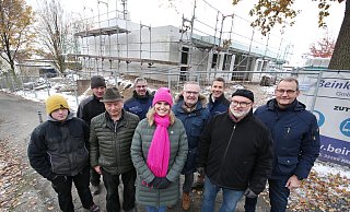 Zufriedene Gesichter in eisiger Kälte. Kita-Leiterin Nicole Zörner mit Superintendent Olaf Reinmuth (rechts dahinter) sowie den Vertretern des Architekturbüros Bäunker und Cawalla und der Zimmerei Gerhard Kienker (links). Der Rohbau dahinter soll in den kommenden acht Monaten bezugsfertig werden. - Gerald Dunkel Zufriedene Gesichter in eisiger Kälte. Kita-Leiterin Nicole Zörner mit Superintendent Olaf Reinmuth (rechts dahinter) sowie den Vertretern des Architekturbüros Bäunker und Cawalla und der Zimmerei Gerhard Kienker (links). Der Rohbau dahinter soll in den kommenden acht Monaten bezugsfertig werden. - Gerald Dunkel