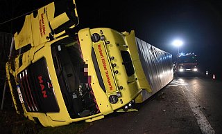 Der große Sattelzug kam von der Fahrbahn ab und kippte auf die Seite. Zur Unfallursache machte die 37-jährige Fahrerin erste Angaben an der Unfallstelle. - Andreas Eickhoff Der große Sattelzug kam von der Fahrbahn ab und kippte auf die Seite. Zur Unfallursache machte die 37-jährige Fahrerin erste Angaben an der Unfallstelle. - Andreas Eickhoff