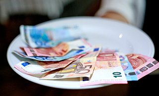 Durch die Lohnerhöhungen soll die Arbeit an Theke und Tresen deutlich attraktiver werden. - NGG Durch die Lohnerhöhungen soll die Arbeit an Theke und Tresen deutlich attraktiver werden. - NGG