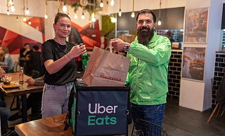 Steffi Butt (31) vom Burgerladen Glückspilz, packt zusammen mit Uber Eats-Fahrer Muawin Namaovra (35) eine Lieferung ein. - Oliver Krato Steffi Butt (31) vom Burgerladen Glückspilz, packt zusammen mit Uber Eats-Fahrer Muawin Namaovra (35) eine Lieferung ein. - Oliver Krato