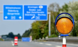 Während der Unfallaufnahme musste die Strecke gesperrt werden. - picture alliance / Hauke-Christian Dittrich (Symbolbild) Während der Unfallaufnahme musste die Strecke gesperrt werden. - picture alliance / Hauke-Christian Dittrich (Symbolbild)