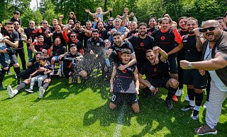 Strahlende Gesichter beim neuen Bezirksligisten SuK Canlar. Nach Spielschluss wurde noch lange gefeiert. - Andreas Zobe Strahlende Gesichter beim neuen Bezirksligisten SuK Canlar. Nach Spielschluss wurde noch lange gefeiert. - Andreas Zobe