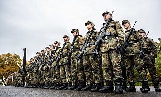Anlässlich des Indienststellungsappells vom Heimatschutzregiment 2 stehen Soldatinnen und Soldaten auf einem Platz in der Lützow Kaserne. Die Soldaten des Heimatschutzregiment 2 in Münster werden im Katastrophenfall oder beim Schutz wichtiger Infrastruktur in der Landesverteidigung eingesetzt. - dpa Anlässlich des Indienststellungsappells vom Heimatschutzregiment 2 stehen Soldatinnen und Soldaten auf einem Platz in der Lützow Kaserne. Die Soldaten des Heimatschutzregiment 2 in Münster werden im Katastrophenfall oder beim Schutz wichtiger Infrastruktur in der Landesverteidigung eingesetzt. - dpa