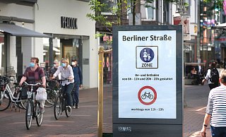 Es bleibt dabei: Nur in der mittleren Berliner Straße müssen Radfahrer in der Hauptgeschäftszeit absteigen. Die Schilder werden freilich oft übersehen oder ignoriert. - Andreas Frücht Es bleibt dabei: Nur in der mittleren Berliner Straße müssen Radfahrer in der Hauptgeschäftszeit absteigen. Die Schilder werden freilich oft übersehen oder ignoriert. - Andreas Frücht