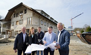 Werner Kordtomeikel (v.l.), Jutta Steinkemper, Thomas Herzog, Marcus Scharpenberg und Christian Steinpass schauen sich die Umbaupläne an. - Peter Unger Werner Kordtomeikel (v.l.), Jutta Steinkemper, Thomas Herzog, Marcus Scharpenberg und Christian Steinpass schauen sich die Umbaupläne an. - Peter Unger