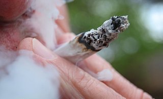 Der Konsum von Cannabis ist seit Anfang April unter gewissen Einschränkungen erlaubt. - Symbolbild: dpa Der Konsum von Cannabis ist seit Anfang April unter gewissen Einschränkungen erlaubt. - Symbolbild: dpa