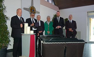 Im schwarzen Anzug und mit Zylinder: Die Sargträger Bernd Schnepel (v. l.), Guido Karlisch, Herbert Aussieker, Waldemar Meyke, Bestattermeister Jacob Grote, Jürgen Hagenbuch in der Friedhofskapelle in Gehlenbeck. - Sandra Spieker Im schwarzen Anzug und mit Zylinder: Die Sargträger Bernd Schnepel (v. l.), Guido Karlisch, Herbert Aussieker, Waldemar Meyke, Bestattermeister Jacob Grote, Jürgen Hagenbuch in der Friedhofskapelle in Gehlenbeck. - Sandra Spieker
