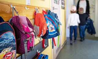 Kinderrucksäcke hängen an der Garderobe einer Kita. Mit neuen digitalen Angeboten für Eltern, Personal und Verwaltung soll sich die Betreuungsqualität in Kitas verbessern. - Monika Skolimowska Kinderrucksäcke hängen an der Garderobe einer Kita. Mit neuen digitalen Angeboten für Eltern, Personal und Verwaltung soll sich die Betreuungsqualität in Kitas verbessern. - Monika Skolimowska