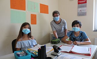 Julia (10) und Karim (12) beim Nachhilfeunterricht mit Lehrerin Sabine Hebrock. - Judith Gladow Julia (10) und Karim (12) beim Nachhilfeunterricht mit Lehrerin Sabine Hebrock. - Judith Gladow