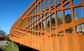 Die Gutachter sind sich nicht einig. Der TÜV Süd hat laut einer früheren Einschätzung vor dem Bau an den Geländern der neuen Brücke über die B 61 nichts auszusetzen. Hingegen kommt ein aktueller Prüfbericht eines Unternehmens aus Enger zu dem Schluss, dass die Brüstungen mit ihrer besonderen Konstruktion nicht den geltenden Vorschriften entsprechen. - Andreas Frücht Die Gutachter sind sich nicht einig. Der TÜV Süd hat laut einer früheren Einschätzung vor dem Bau an den Geländern der neuen Brücke über die B 61 nichts auszusetzen. Hingegen kommt ein aktueller Prüfbericht eines Unternehmens aus Enger zu dem Schluss, dass die Brüstungen mit ihrer besonderen Konstruktion nicht den geltenden Vorschriften entsprechen. - Andreas Frücht
