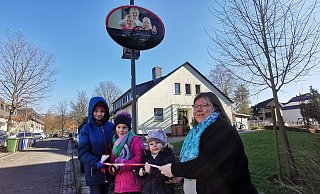 Timo, Hannah und Sofia schneiden gemeinsam mit Kitaleiterin Stefanie Dreyer das Band durch. Jetzt ist die Tempotafel vor der Kita "Heilig Kreuz" offiziell eingeweiht. - Pauline Maus Timo, Hannah und Sofia schneiden gemeinsam mit Kitaleiterin Stefanie Dreyer das Band durch. Jetzt ist die Tempotafel vor der Kita "Heilig Kreuz" offiziell eingeweiht. - Pauline Maus