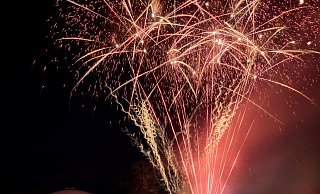 Am Samstag wird über Bad Lippspringe wieder ein großes Feuerwerk zu sehen sein. - Kulturfonds Bad Lippspringe Am Samstag wird über Bad Lippspringe wieder ein großes Feuerwerk zu sehen sein. - Kulturfonds Bad Lippspringe