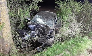 Das Fahrzeug prallte auf der B 241 bei Warburg mit großer Wucht gegen einen Baum. - Dieter Scholz Das Fahrzeug prallte auf der B 241 bei Warburg mit großer Wucht gegen einen Baum. - Dieter Scholz