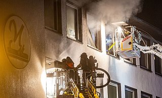 Zum Helden werden: Aus einem brennenden Haus werden Menschen gerettet. - Mike-Dennis Müller Zum Helden werden: Aus einem brennenden Haus werden Menschen gerettet. - Mike-Dennis Müller